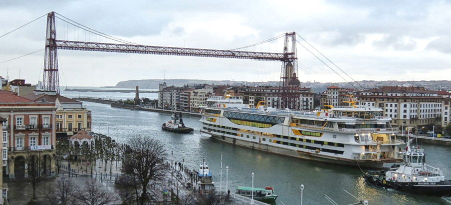 El ferry bajo el Puente de Portugalete en su salida del muelle de La Naval en Sestao.