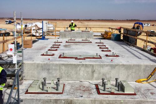 Base plate grouting on a concrete foundation