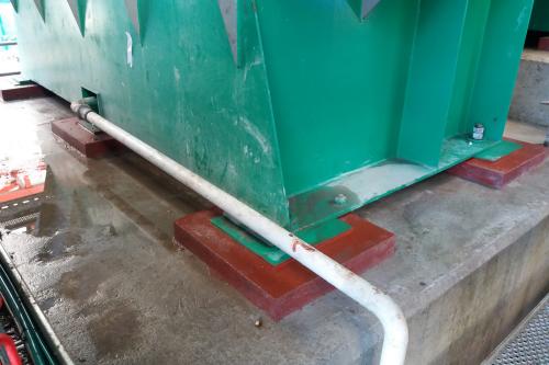 Detalle del grouting y taqueado del motor y apoyo del ventilador