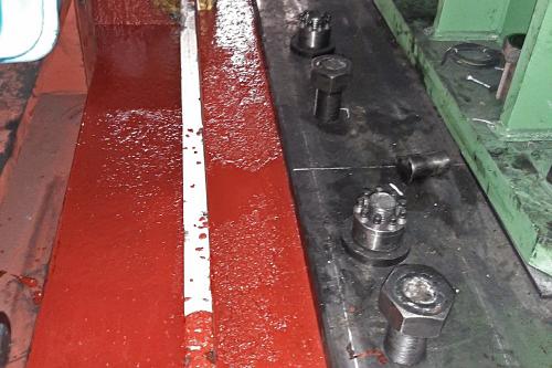 Detalle del grout epoxy Chockfast Rojo y pernos de anclaje