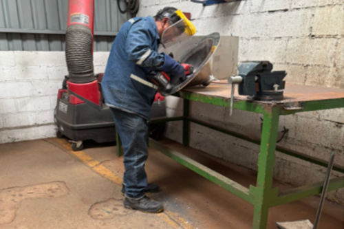 Reparación de embudo de molino en Empresa Agrícola de Fertilizantes