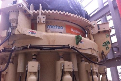 Fijación de 14 trituradoras marca METSO