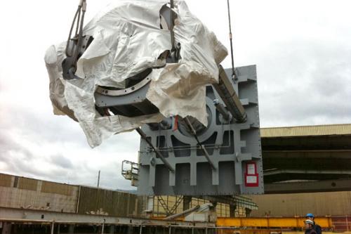 Montaje, alineación y fijación de dos hélices retractiles en el buque