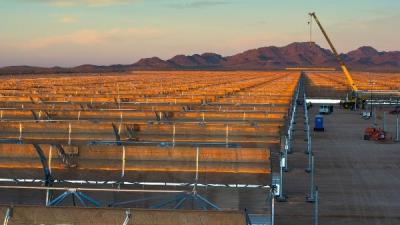 Instalación del generador y de la turbina en la planta solar Xina Solar One