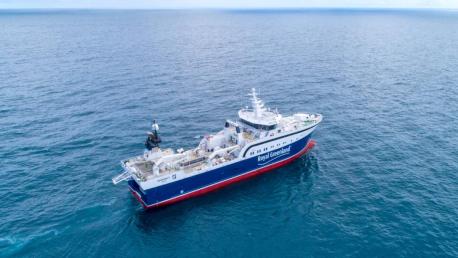 Montaje y alineación de propulsión en el buque pesquero Akamalik