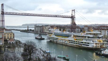 El ferry bajo el Puente de Portugalete en su salida del muelle de La Naval en Sestao.